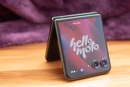 The next Motorola Razr foldable might be able to close on its own with a motorized hinge