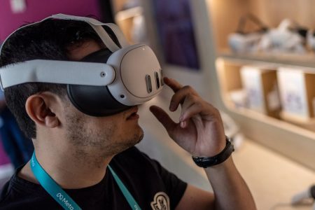 Why Meta Reportedly Cancelled Its Plans for an Apple Vision Pro Competitor