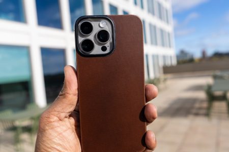 Some iPhone users report overheating when using Apple Intelligence