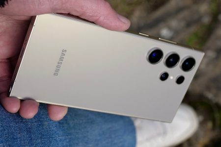 The Galaxy S25’s lock screen will have its own AI assistant
