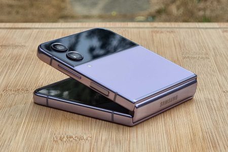 Barely anyone is buying foldable smartphones yet