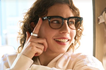 These mad fact-checking smartglasses have a screen and a crazy control system
