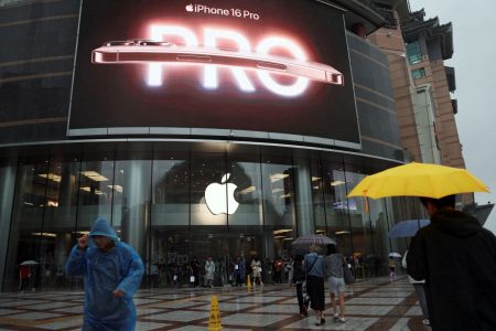 Apple Supplier Luxshare Weighs Manufacturing in US to Tackle Tariffs
