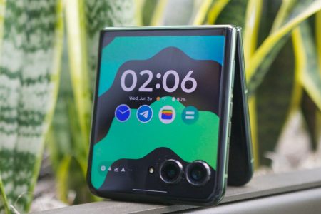 “One of the best folding phones,” the Razr Plus, just got a $200 discount