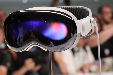 Apple is dying to make the Vision Pro