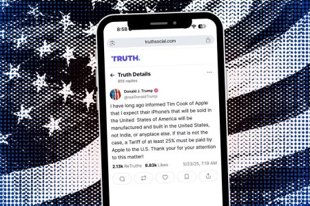 Trump threatens Apple with a 25% tariff if iPhones aren&apos;t made in America