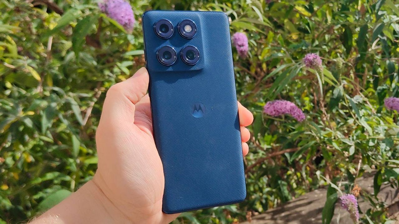 after-a-month-with-the-motorola-edge-60-i-think-its-as-good-as-the-most-expensive-phones-i