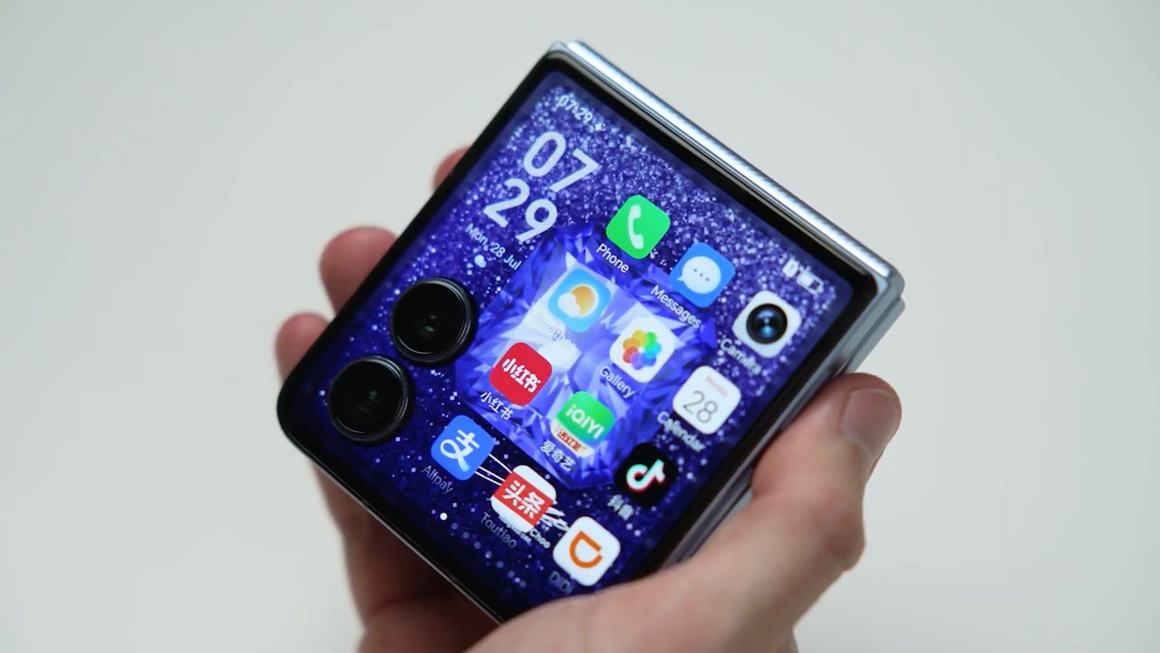 don’t-be-fooled-by-the-sparkles-on-the-jimmy-choo-designed-honor-magic-v-flip-2-–-it’s-a-serious-galaxy-z-flip-7-rival