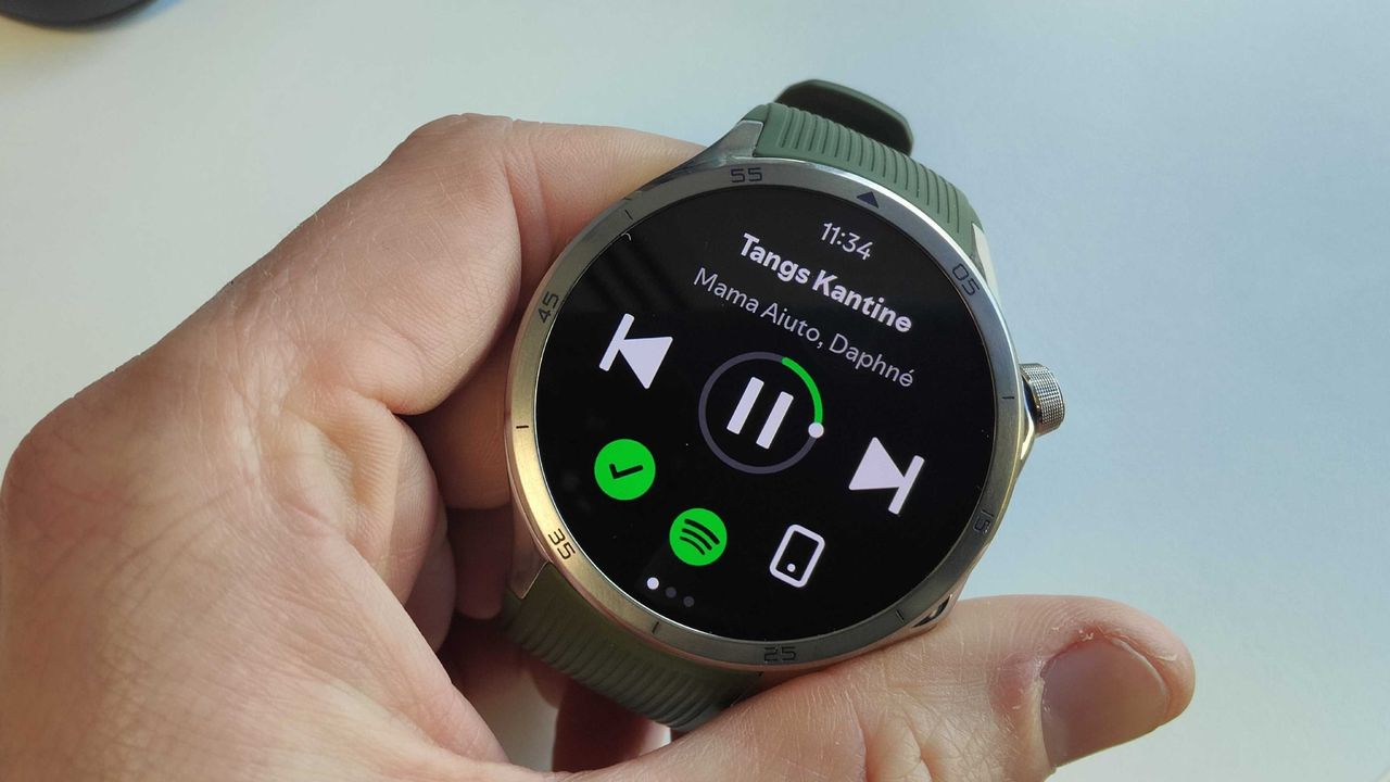 your-next-cheap-smartwatch?-oneplus-reveals-the-watch-lite-as-it-takes-aim-at-the-apple-watch-se