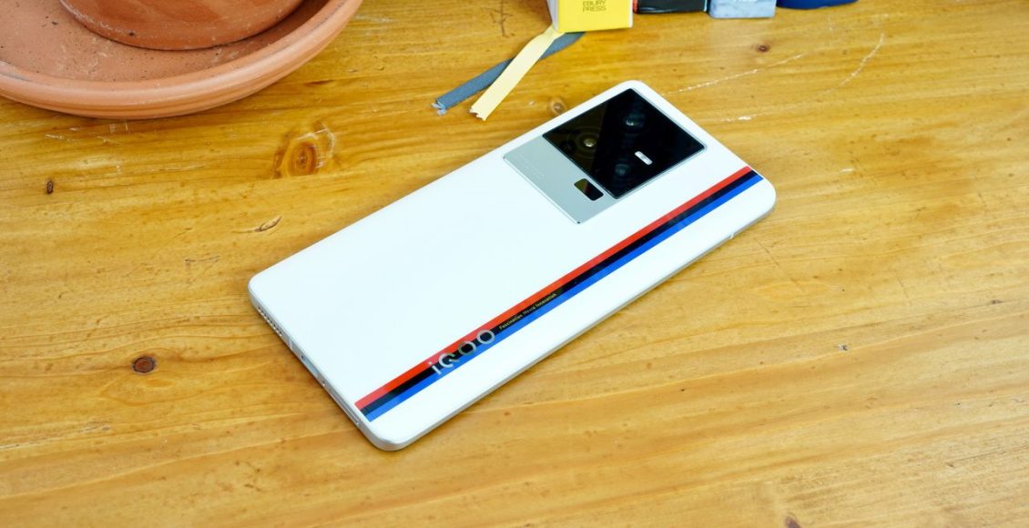 iqoo-11-review:-a-speedy-phone-that